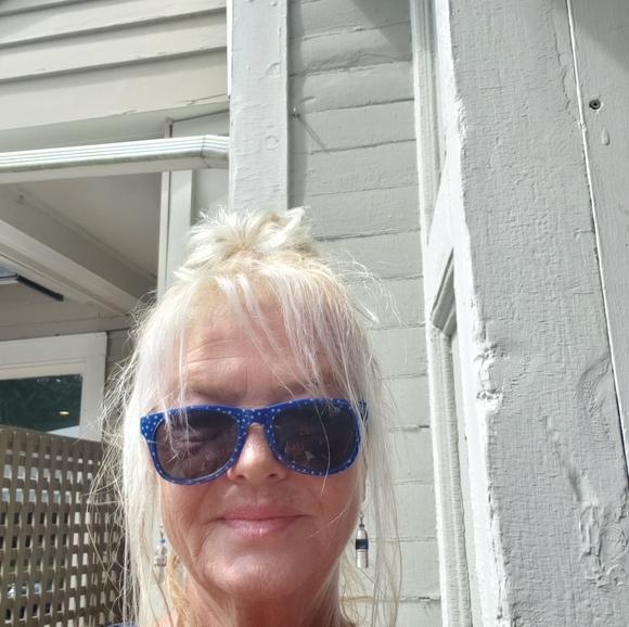 Meet your Posher, Pamela - Picture 2 of 2